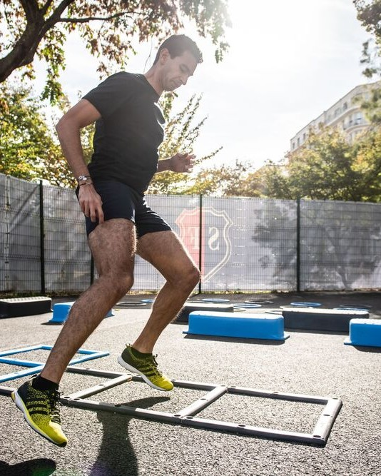 Une personne court en extérieur pendant une séance de cardio