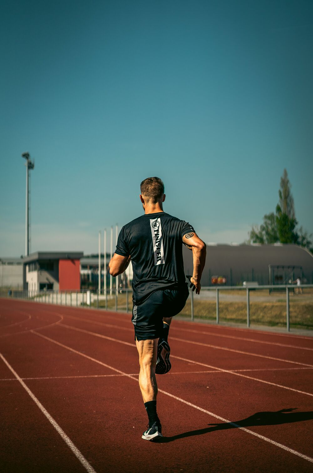 Un coach prépare un sportif à une compétition